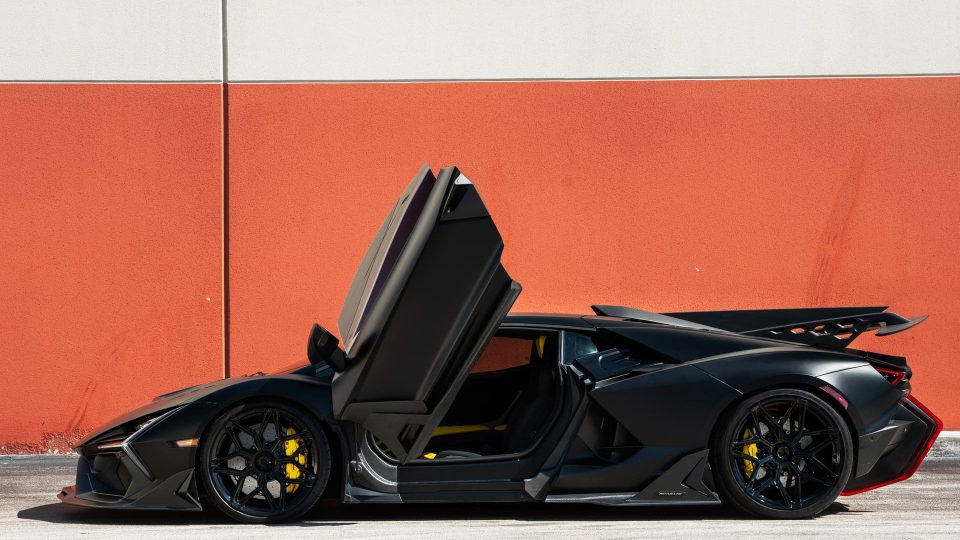 Duke Dynamics Revuelto | Nero | on Vossen S21-08 Wheels | Gloss Black