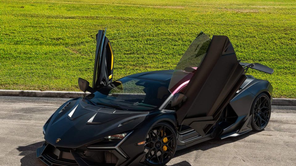 Duke Dynamics Revuelto | Nero | on Vossen S21-08 Wheels | Gloss Black