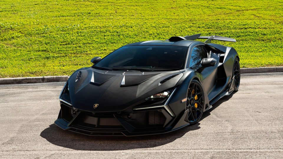 Duke Dynamics Revuelto | Nero | on Vossen S21-08 Wheels | Gloss Black