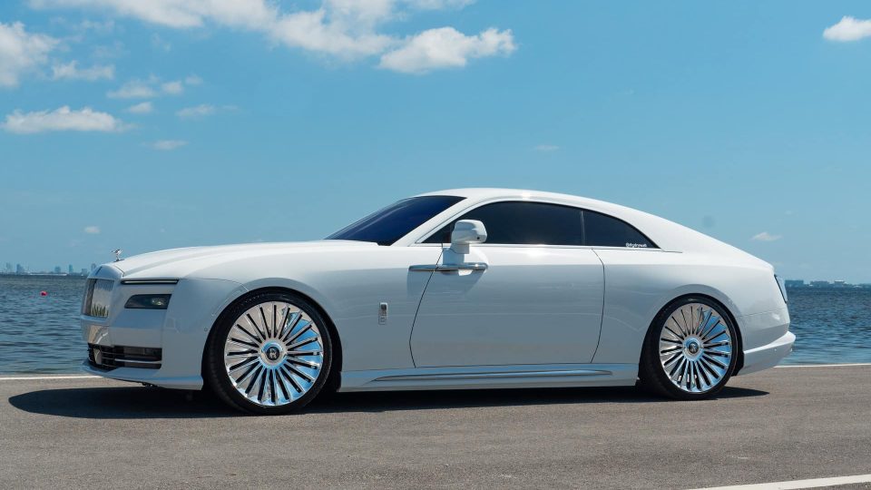 Rolls-Royce Spectre | English White | on 1886 G100 | Brushed Clear