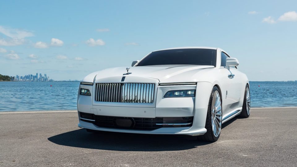 Rolls-Royce Spectre | English White | on 1886 G100 | Brushed Clear