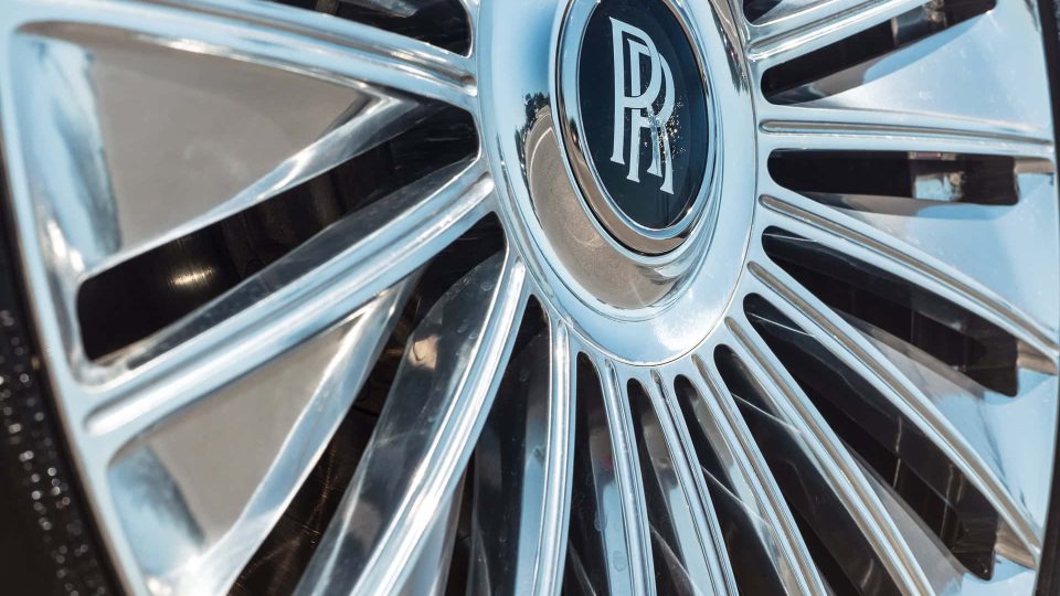 Rolls-Royce Spectre | English White | on 1886 G100 | Brushed Clear