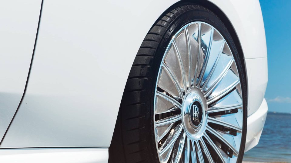 Rolls-Royce Spectre | English White | on 1886 G100 | Brushed Clear