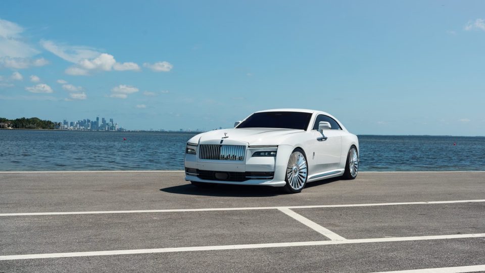Rolls-Royce Spectre | English White | on 1886 G100 | Brushed Clear
