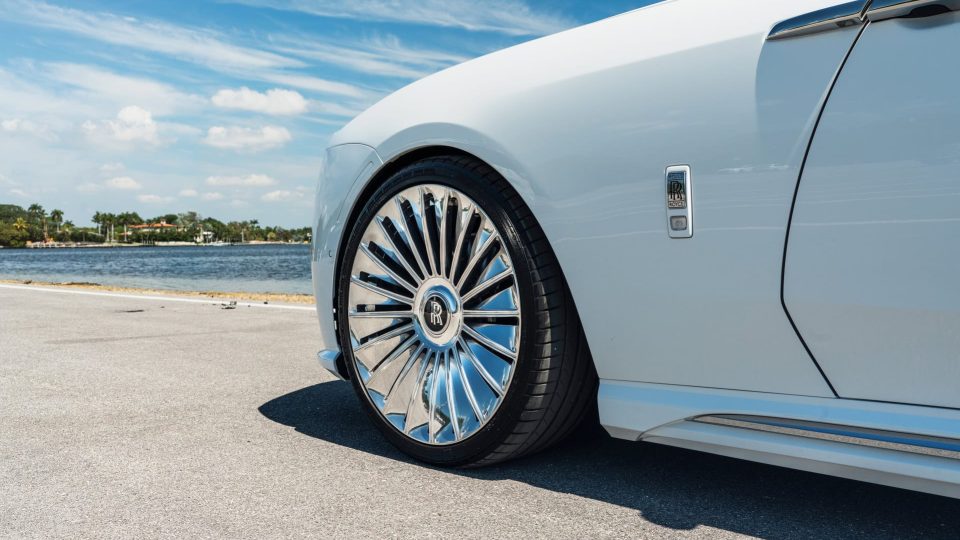 Rolls-Royce Spectre | English White | on 1886 G100 | Brushed Clear