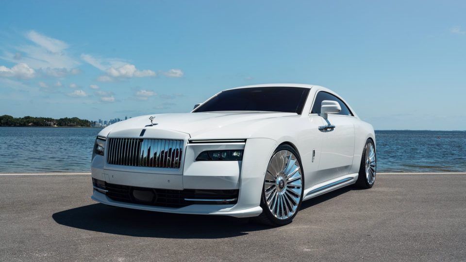 Rolls-Royce Spectre | English White | on 1886 G100 | Brushed Clear