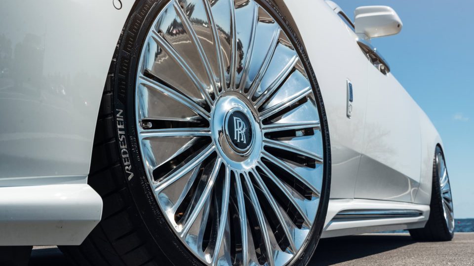 Rolls-Royce Spectre | English White | on 1886 G100 | Brushed Clear
