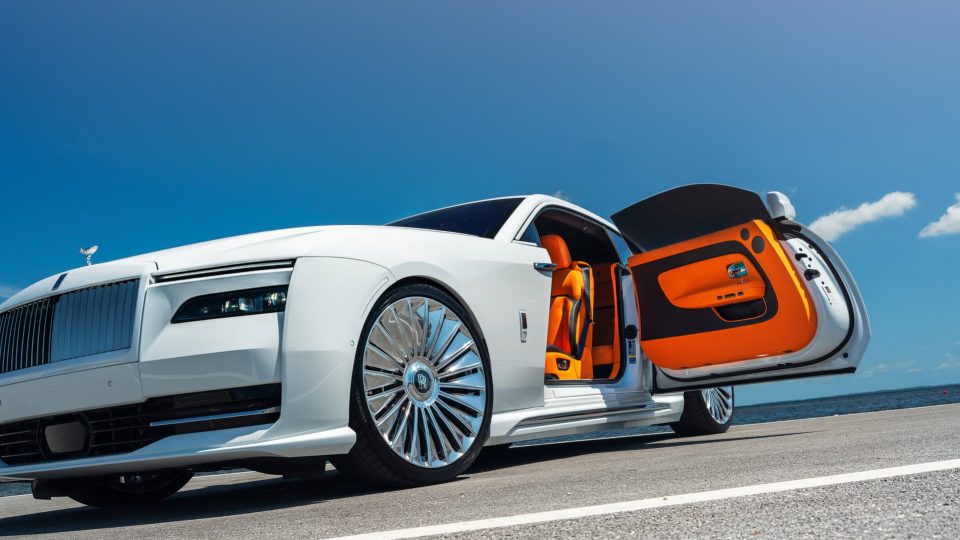 Rolls-Royce Spectre | English White | on 1886 G100 | Brushed Clear