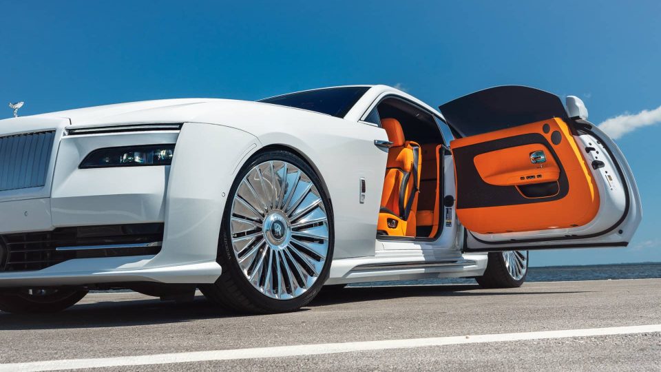 Rolls-Royce Spectre | English White | on 1886 G100 | Brushed Clear