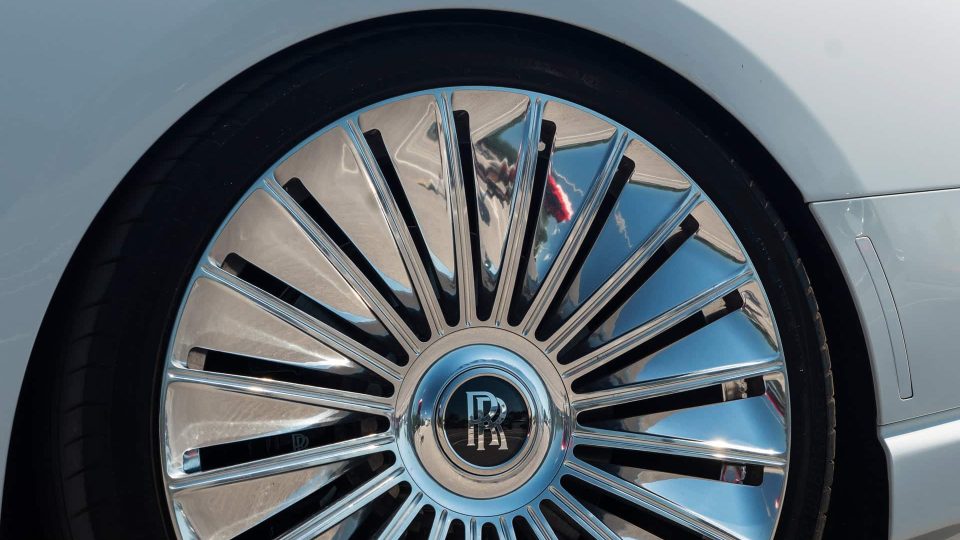 Rolls-Royce Spectre | English White | on 1886 G100 | Brushed Clear