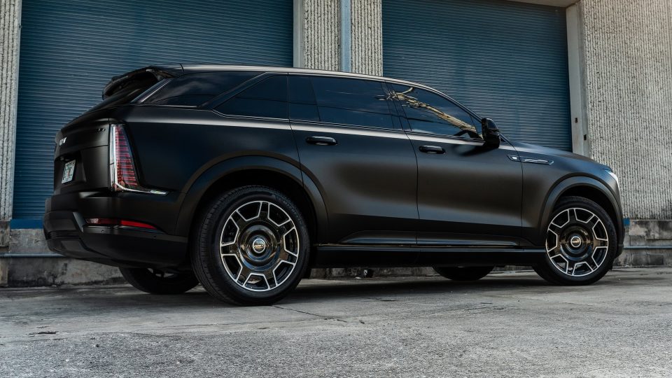 Cadillac Escalade iQ  | | on ANRKY RF-77 | Two Tone: Gloss Black Face + Brushed Windows 