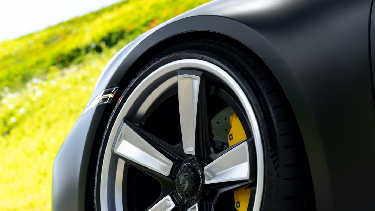Porsche 992.2 Turbo on Anrky FU-5 